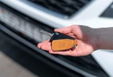une personne tenant une clé de voiture à la main